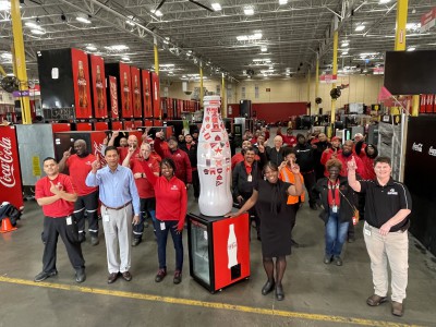 CCSWB heroes at the Equipment Fulfillment Center (EFC) in Mesquite welcomed the Recognition Roadtrip Bottle to their facility on Feb. 22, 2022. Did you know the EFC team is responsible for all cold drink equipment across CCSWB’s territory? Not only do they place new refrigeration components, they also repair equipment and place it with vendors around the region.